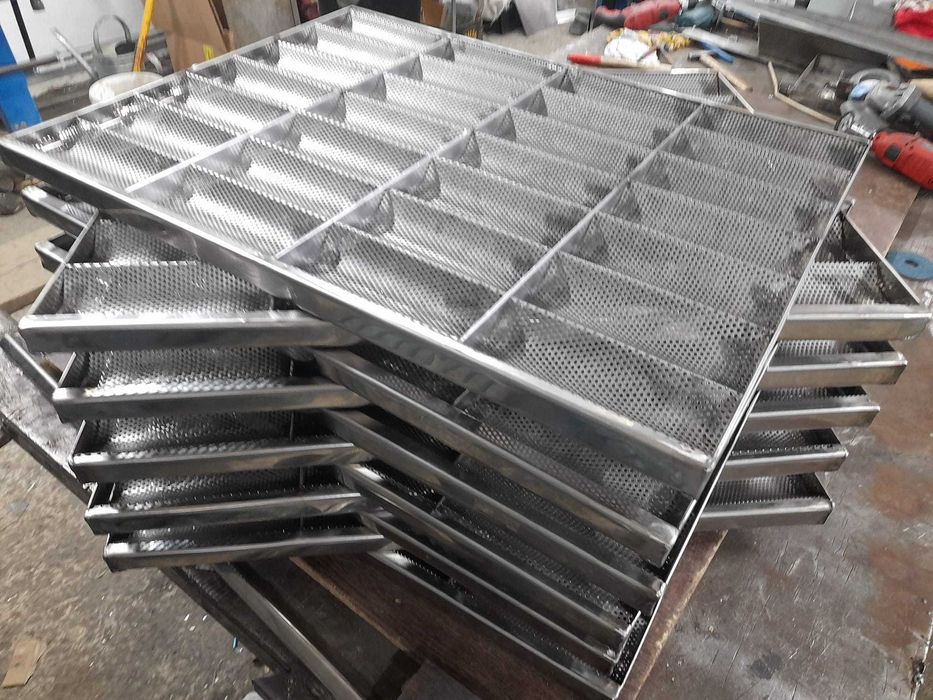 Tavi perforate din inox pentru bagheta si batoane.