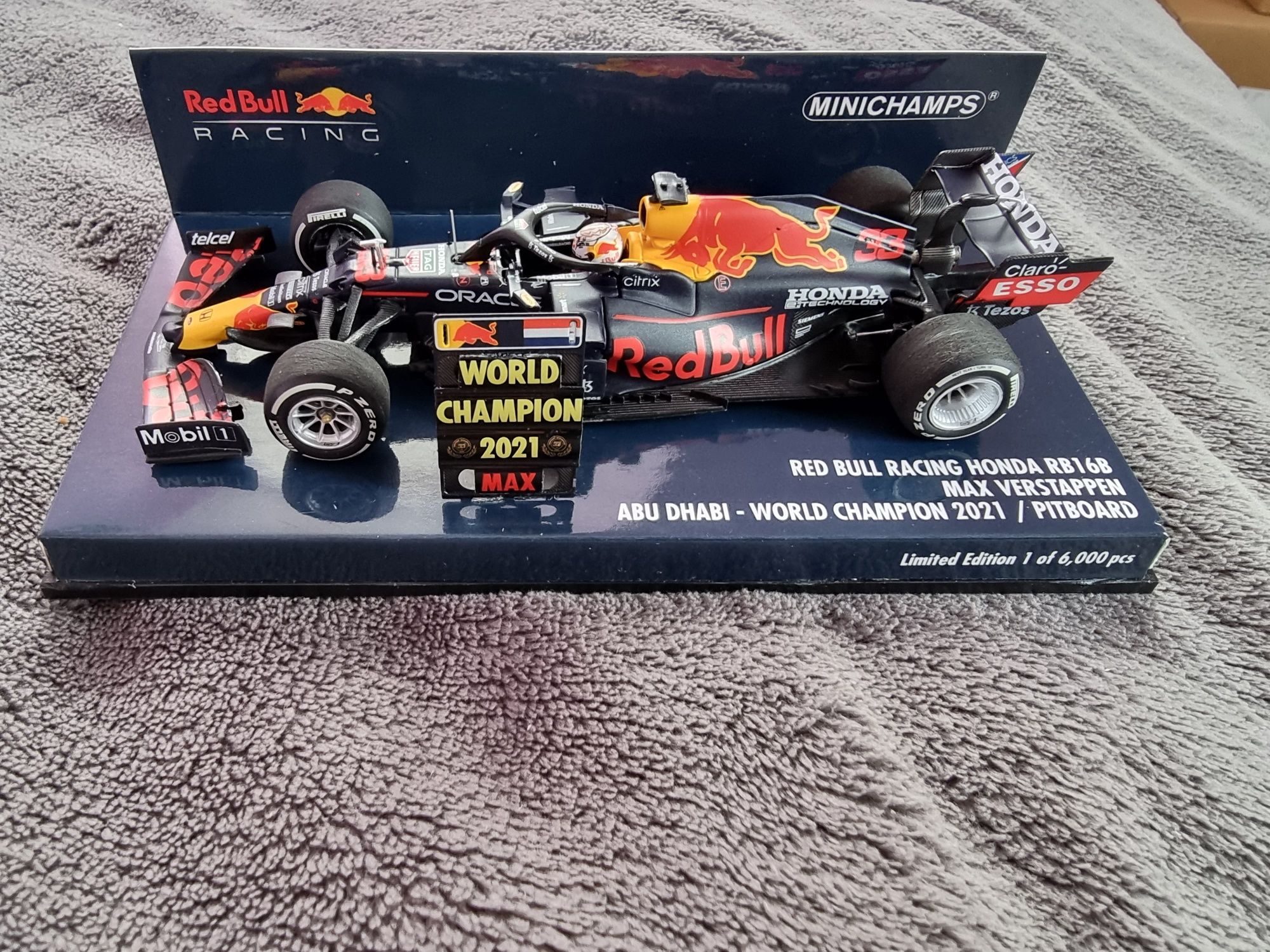 Red bull rb16b max verstappen abu dhabi world champion 2021 minichamps