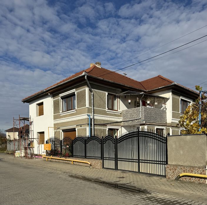 Casă cu etaj, utilată complet