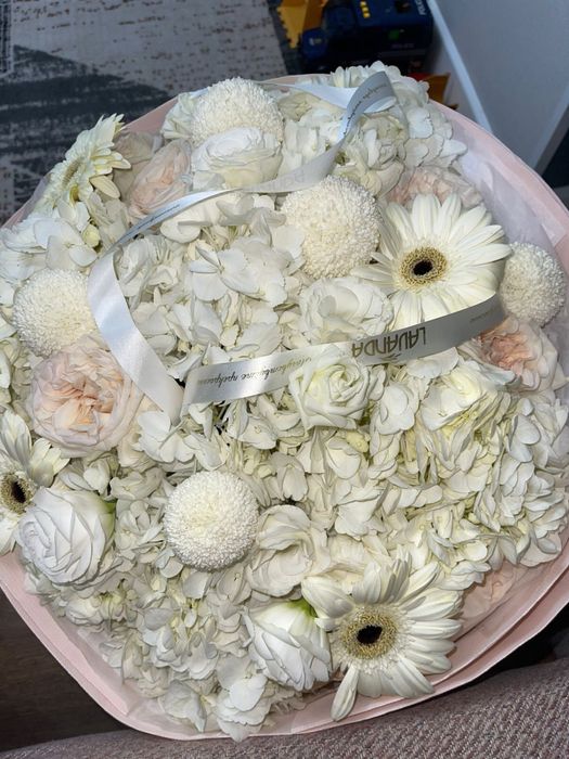 Букет цветов свежий и крпсивый,богатый