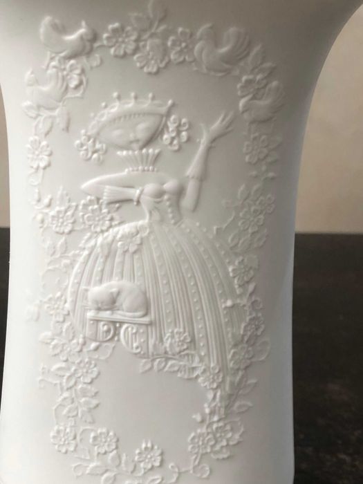 Vaza din portelan bisque Kaiser  W Germany, anii `80.