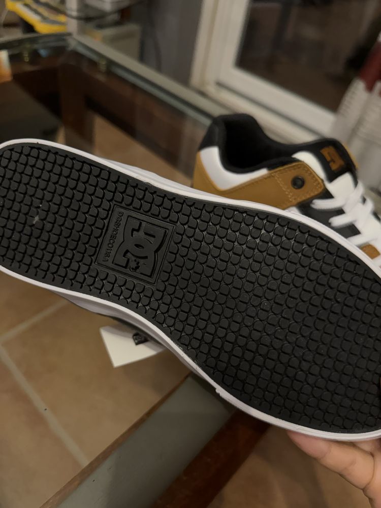 Сникърси- нови с кутия, 36 номер, естествена кожа, DC shoes