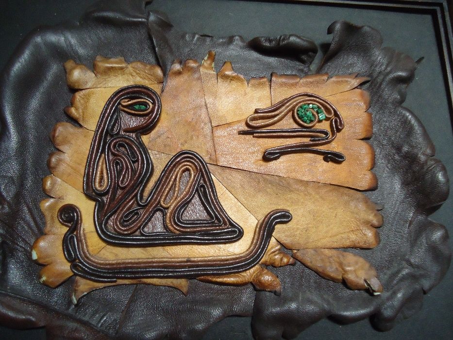 Картина дизайнерская из кожи и натурального камня малахита ЖРИЦА .