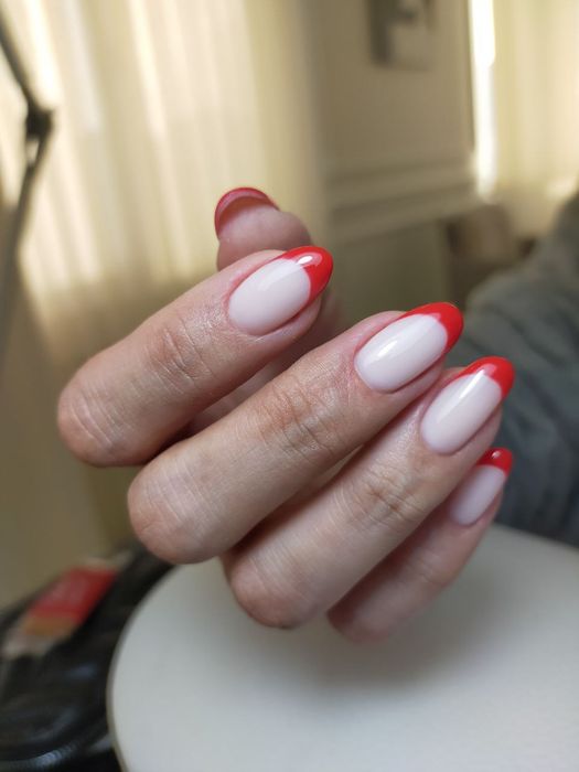 Услуги маникюра и педикюра в салоне красоты