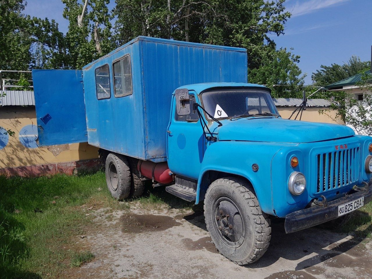Gaz 52 sotiladi .