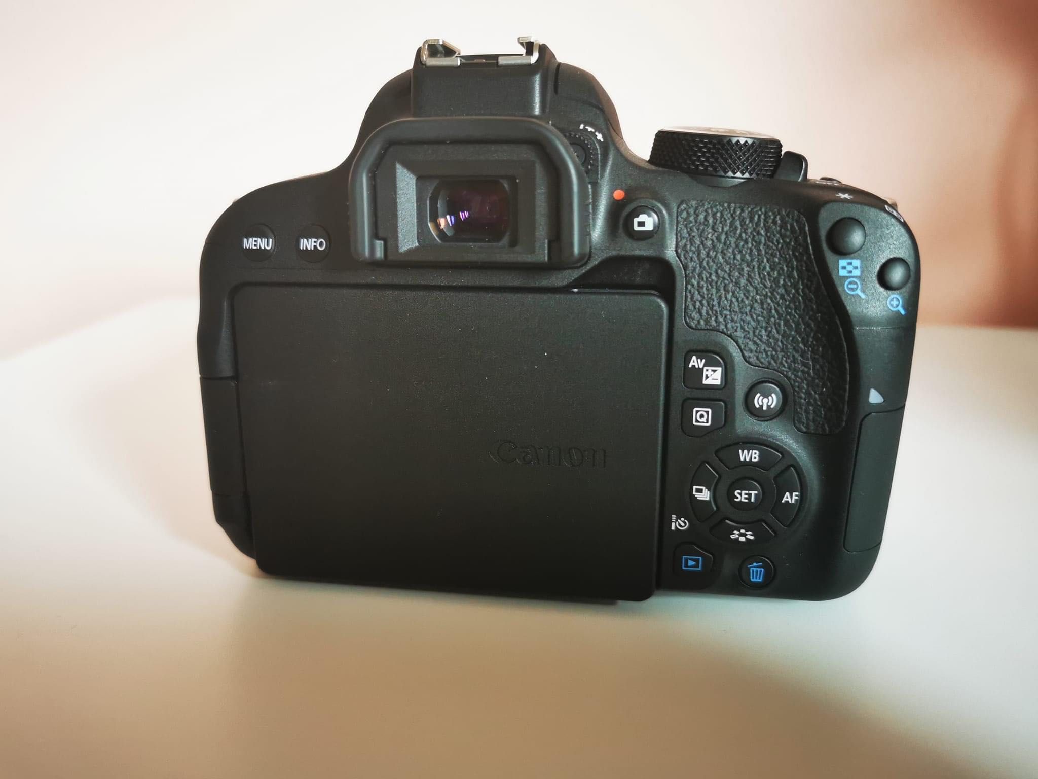 DSLR Canon EOS 800D, 24.2MP, Wi-Fi,+ Obiectiv EF-S 18-55mm f/3.5-5.6