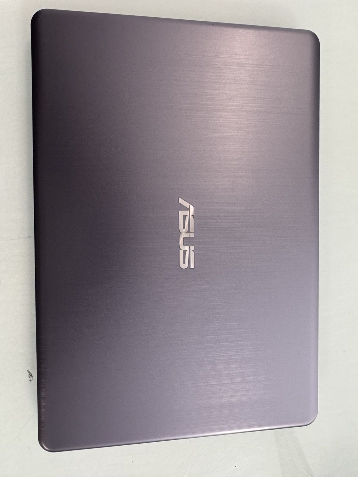 Лаптоп Asus със зарядно
