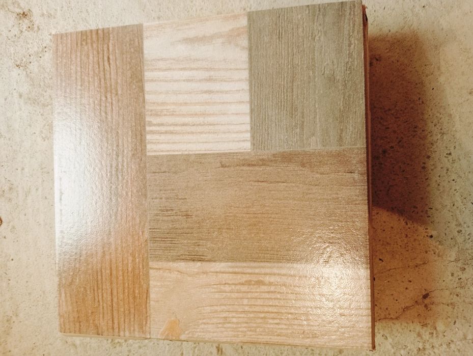 Se vinde 6 pachete de gresie