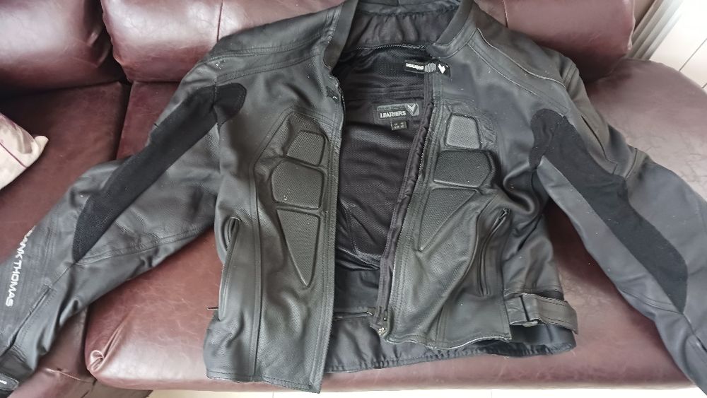 Кожено яке и каски за моторите.