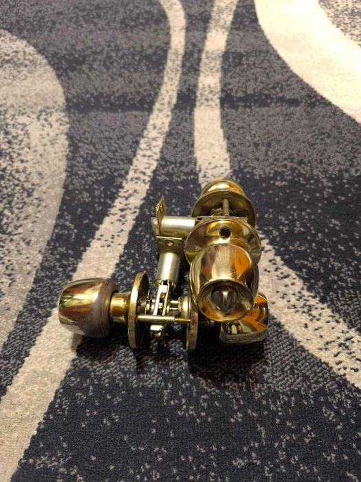 Продам  ручки для межкомнатных дверей