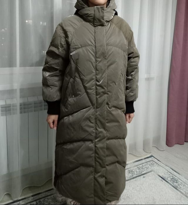 Продам итальянский и корейский пуховики, размеры 44 и 46. Цена 10000.
