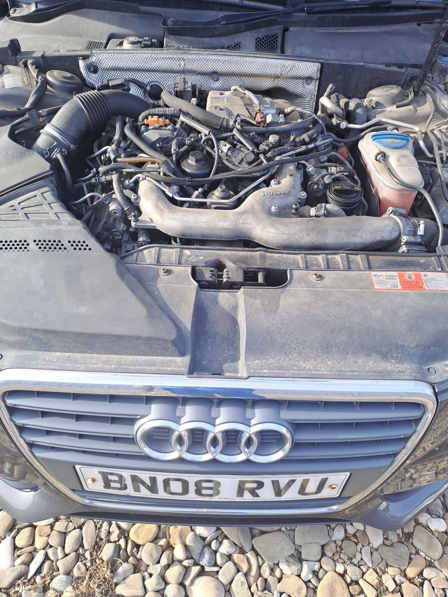 Vând Motor Audi A4 B8 2.7 TDI CGKA ,Motorul este pe mașină!