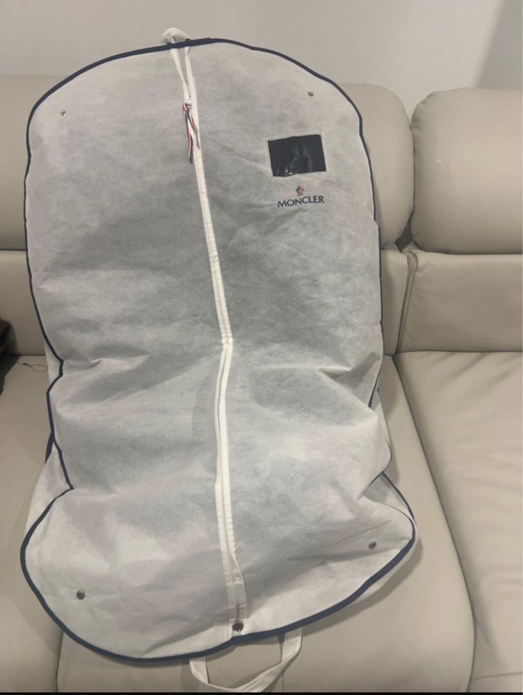Vand geaca moncler originala