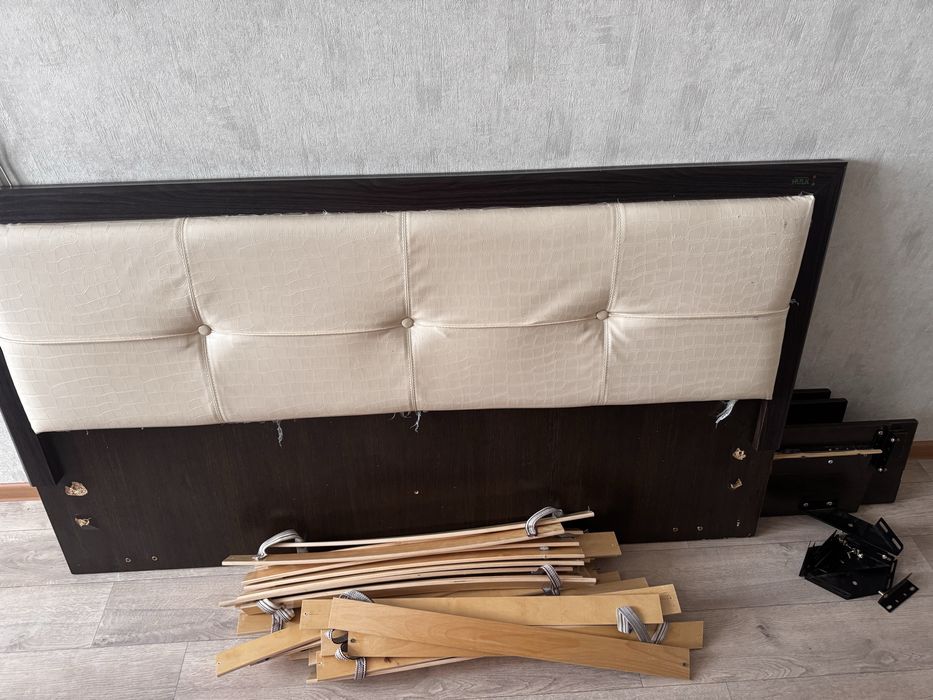 Отдам даром кровать без матраса