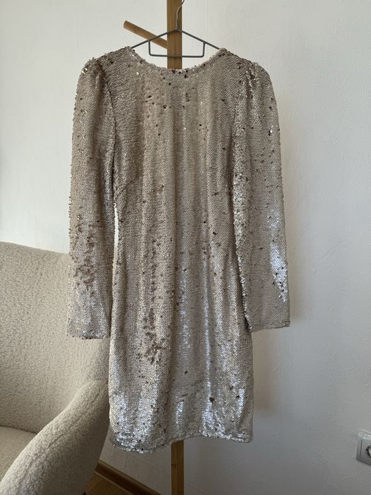 Блестяща рокля в цвят пясък