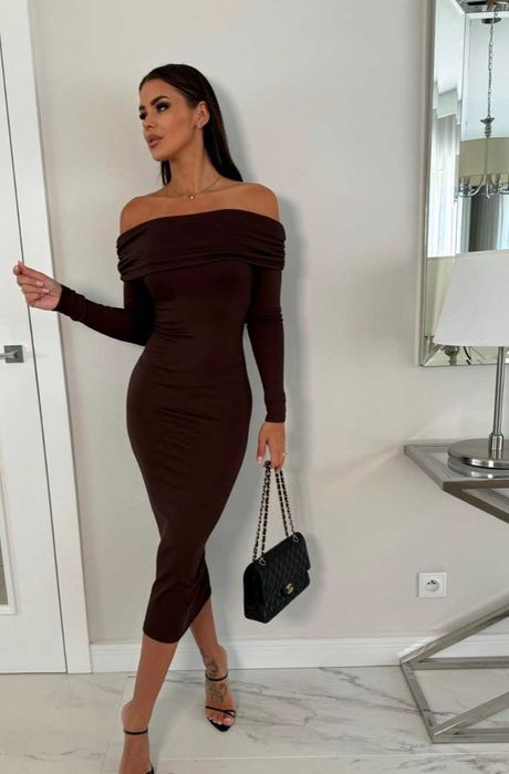 Кафява рокля с открити рамена