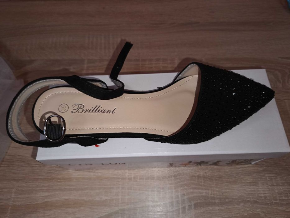 Pantofi cu calcai decupat , cu bretele