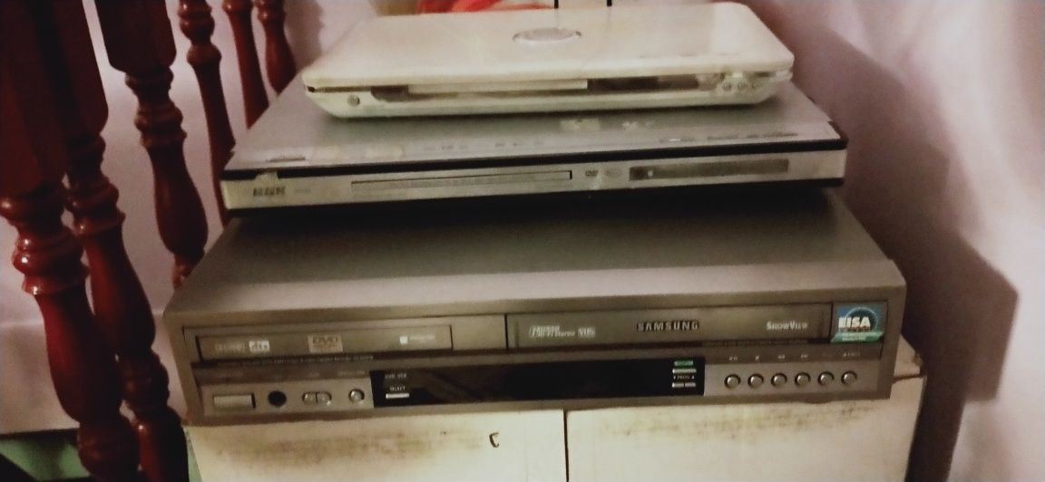 DVD и Видео магнитофон продается вместе с видео кассетами и диски тоже
