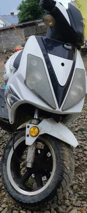 Vând scuter expoiler că defect nu știu ce are nu mă pricep la ele