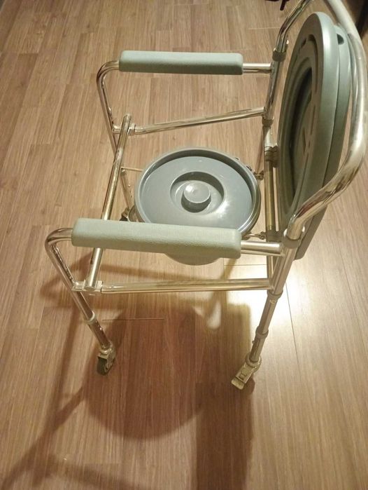 Scaun toaleta cu capac si roti