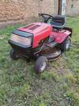 Tractoras tuns de iarba