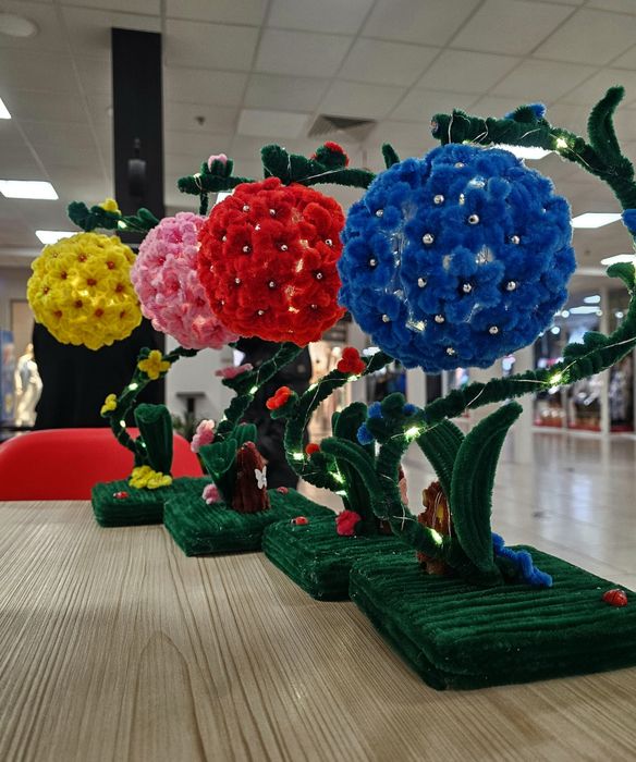 Lampa decorativă cu flori
Cu un aer de poveste si cu foarte multe flor