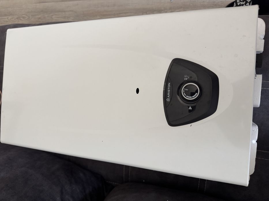 Instant Ariston pe gaz.