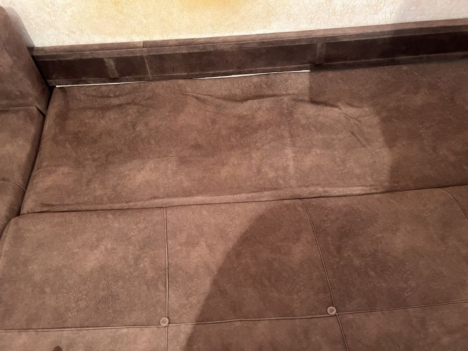 Продам угловой диван со столиком