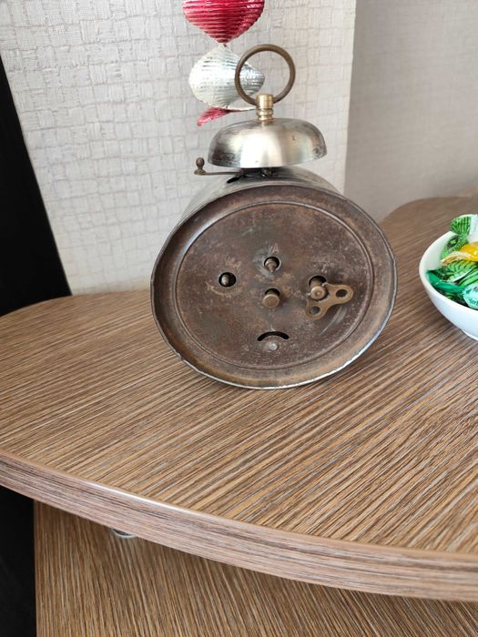 Стар часовник будилник