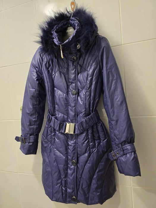 Vând haină matlasată, albastru marin, cu puf și pene, mărimea 38.