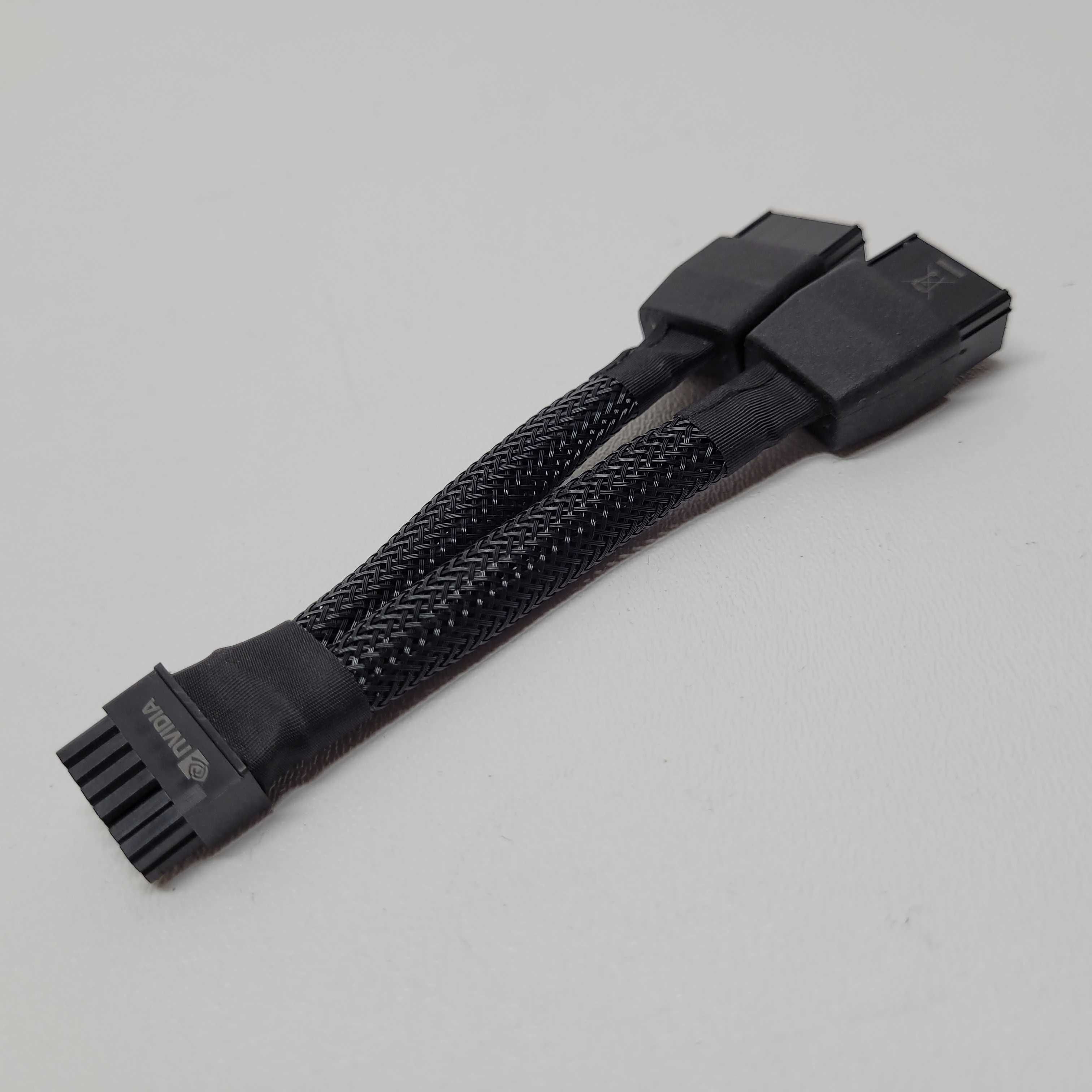 Adaptor alimentare  12VHPWR negru sau alb cu 2, 3 sau 4 conectori IN