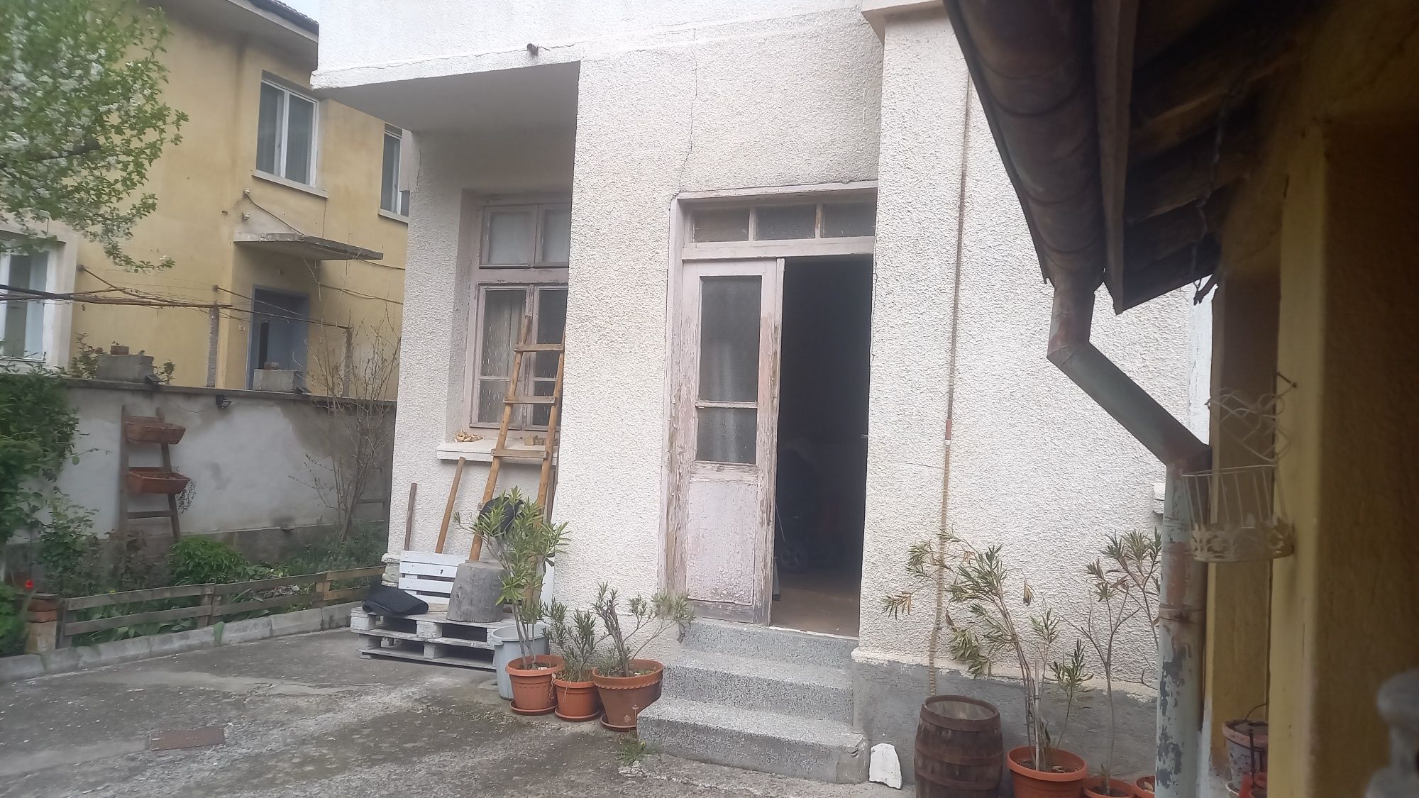 Продава етаж от къща в Кърджали