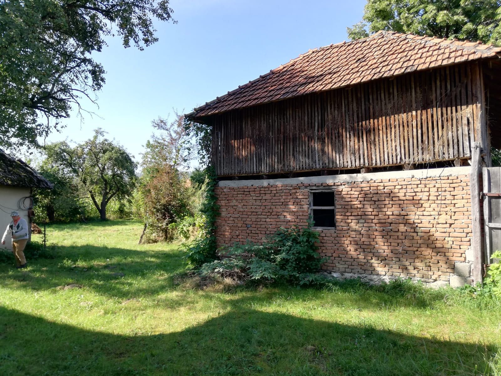 Casa in stil brancovenesc+ teren de vanzare la 2 ore de Bucuresti
