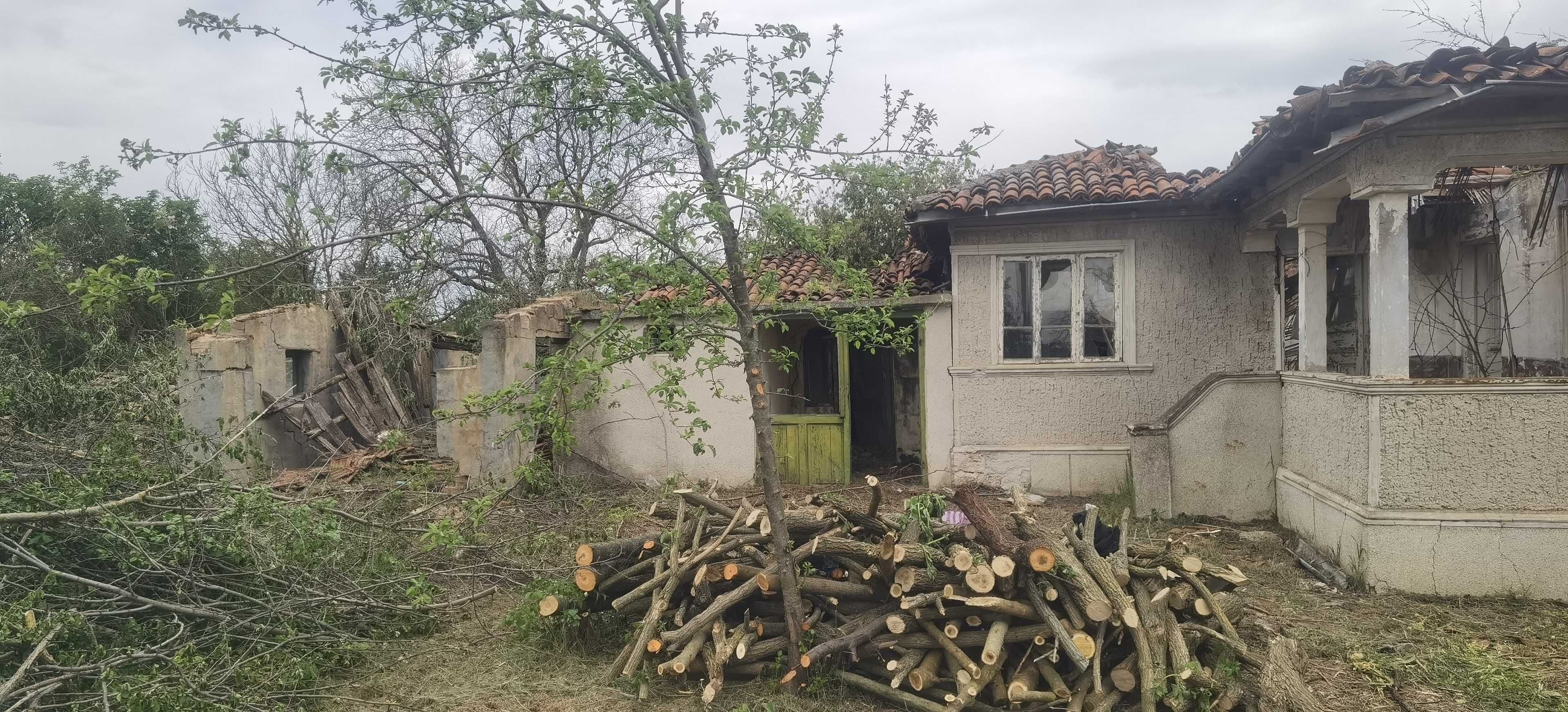 Парцел с къща в регулация в село Могилище 2718кв.м