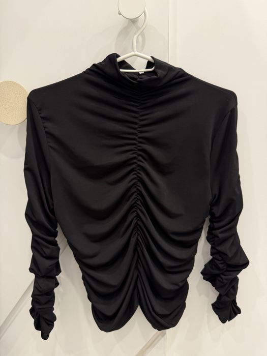 Черна блузка с набран ефект