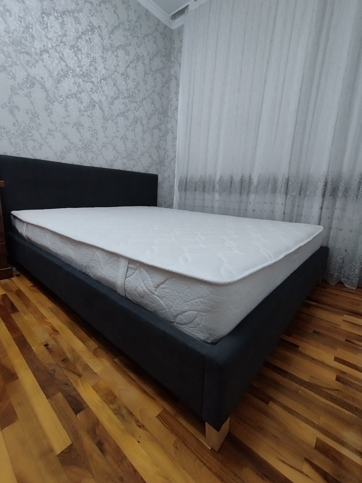 Кровать двухспальная с матрасом!