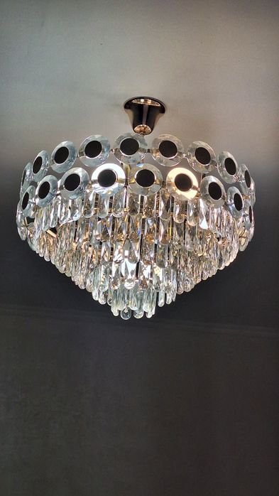 Люстра для зала в идеальном состояний