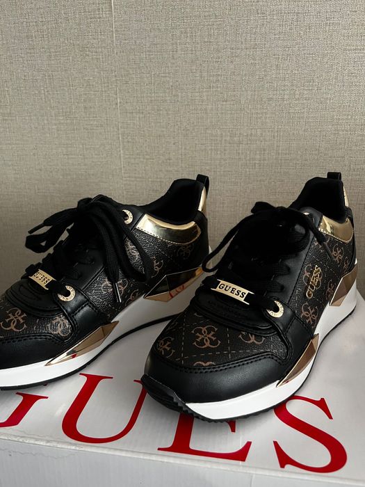 Сникърси Guess Tallya