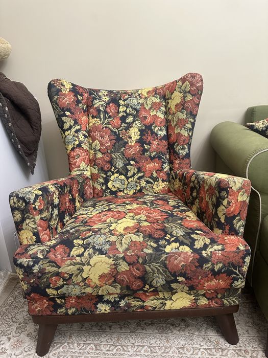 Диван и кресло.