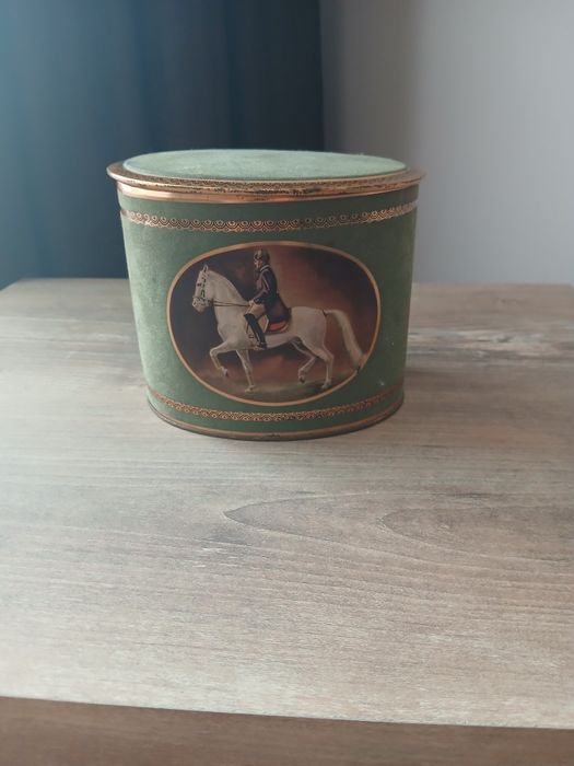 Продавам стара кутия