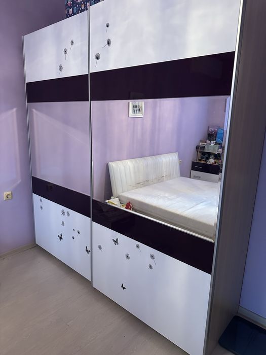 Гардероб с огледала и плъзгащи се врати