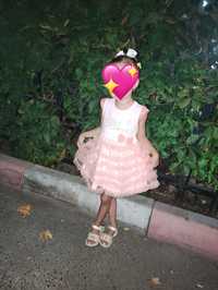 Нежно -розовое платье