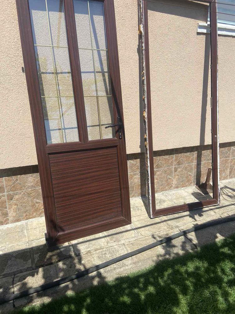 Входна PVC врата стъклена  рамка с орнаменти