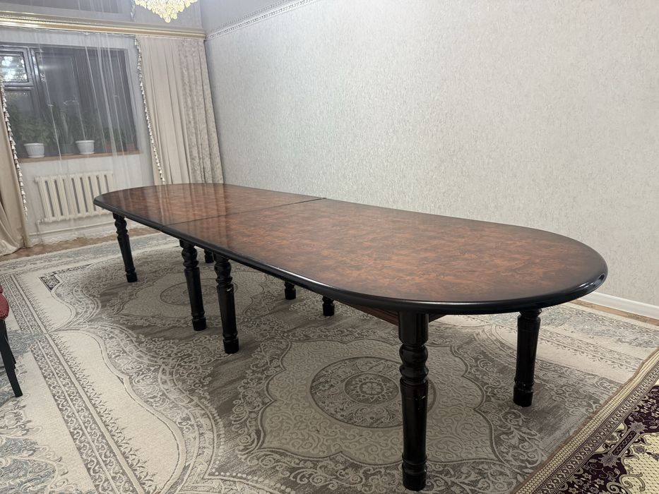 Продам раскладной большой стол со стульями