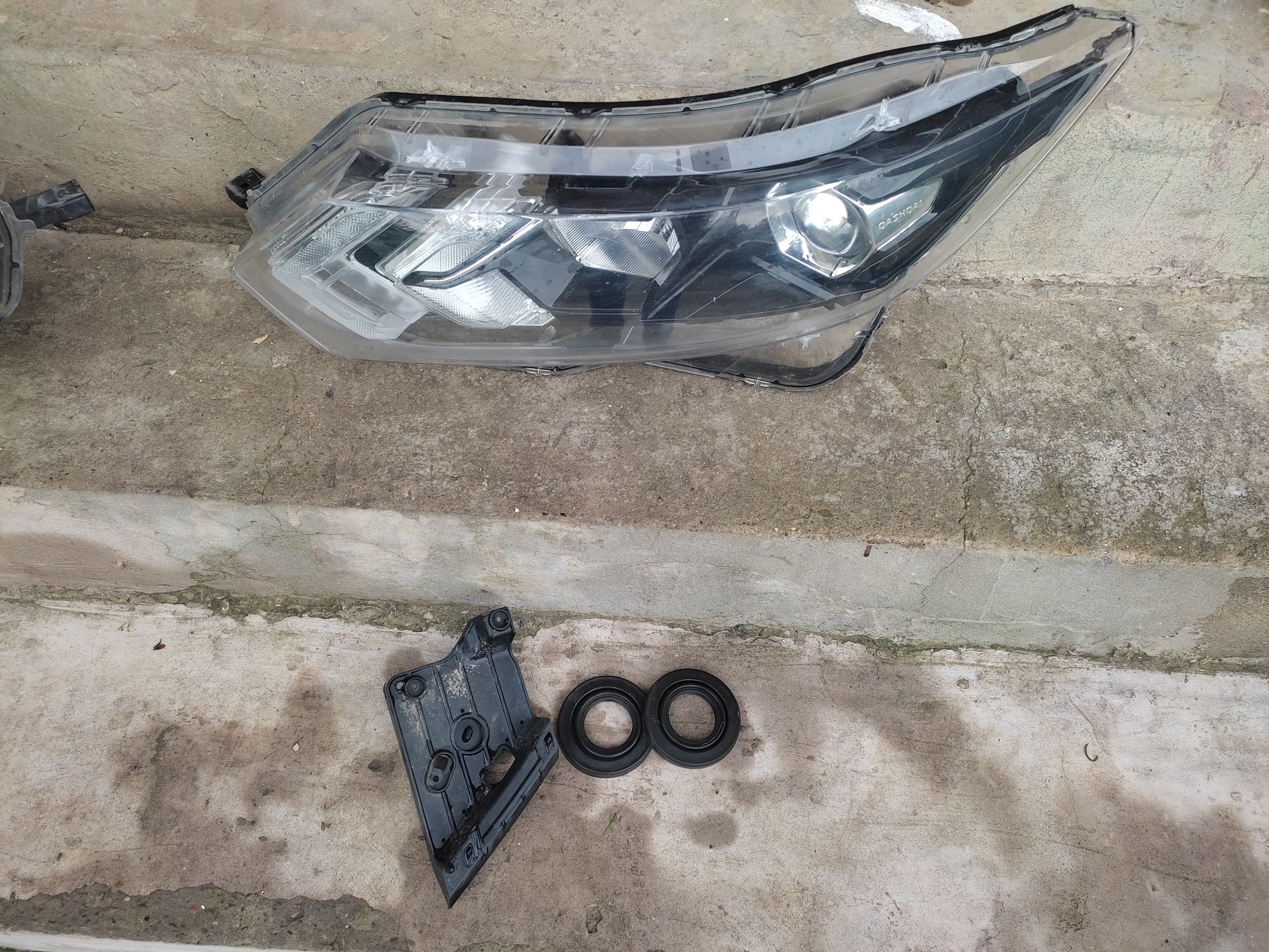 Sticle far Nissan Qashqai 2 facelift