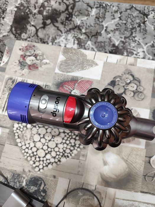 Dyson V8 +зарядно със стойка