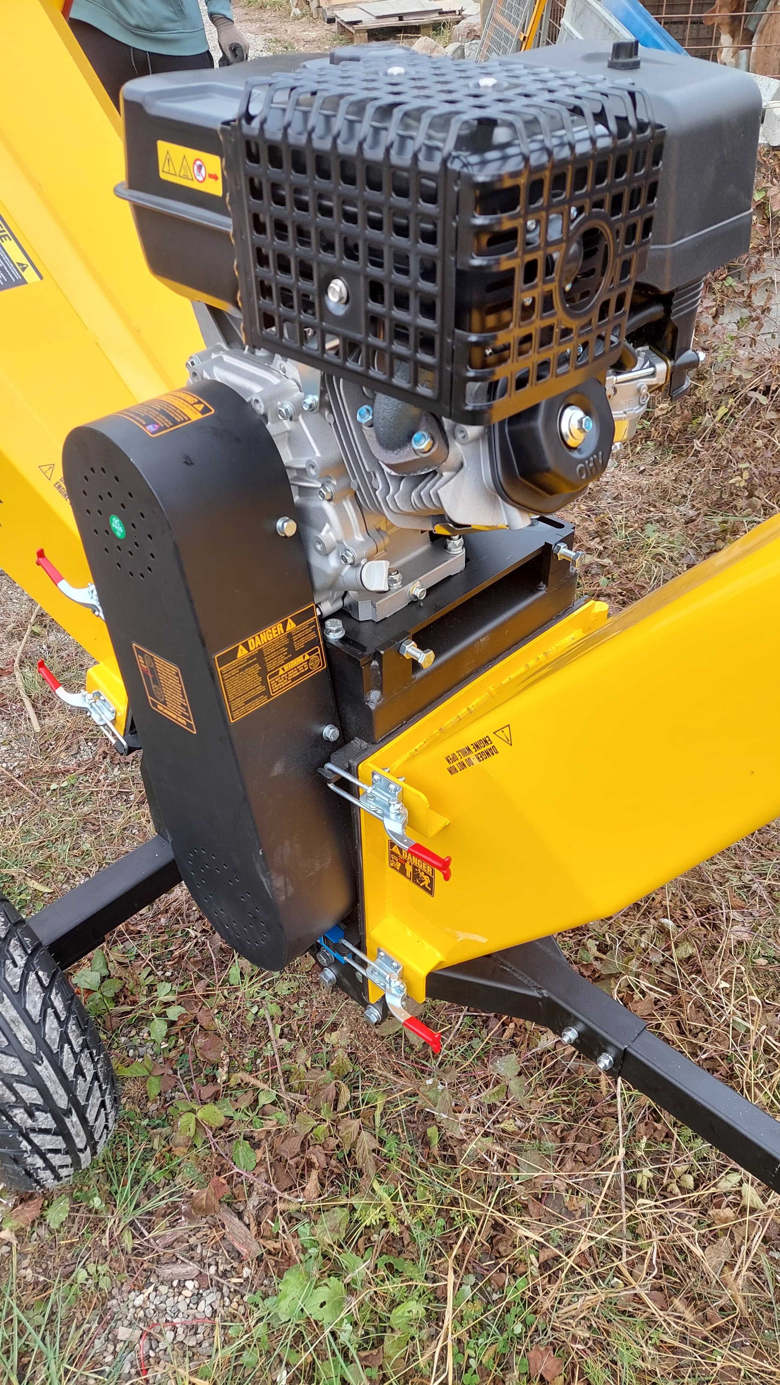 Tocator crengi cu motor 15 cp pentru talaj/mulci