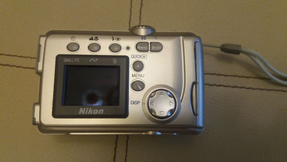 camera foto Nicon Coolpix 2000, japonez