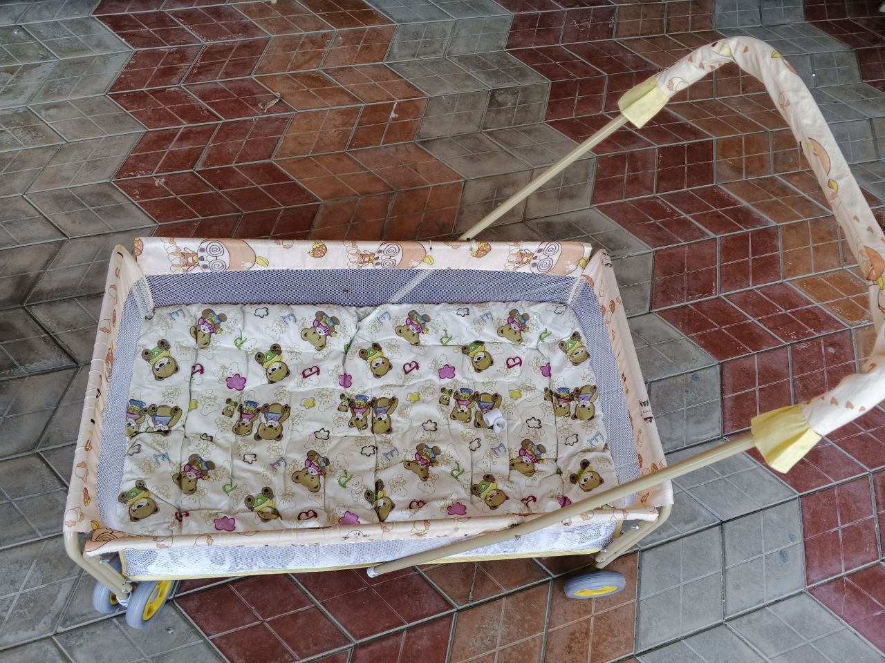 Mebil divan krisli va detsikiy kravat