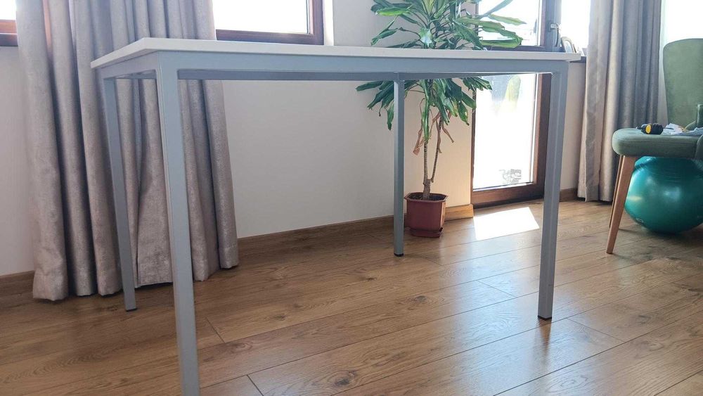 Маса/бюро с метални крака